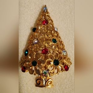 Vintage Corel Christmas tree brooch